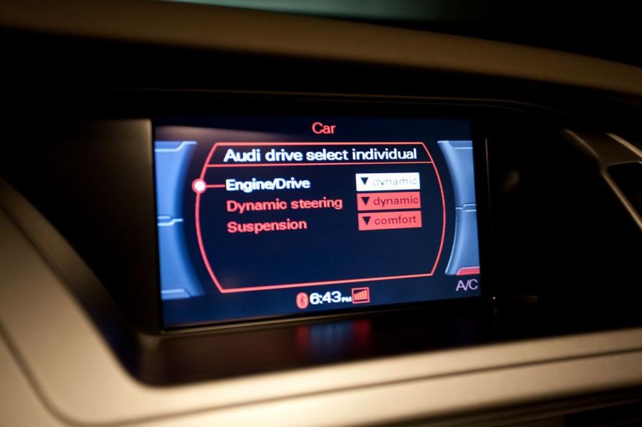 Детали интерьера Audi A4 3.2 FSI Quattro Sedan (B8, 8K) 2007 года  (NA) (фото 19 из 32)